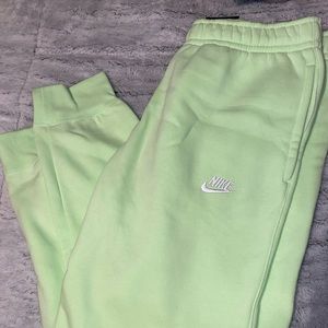 ☕️ nike joggers